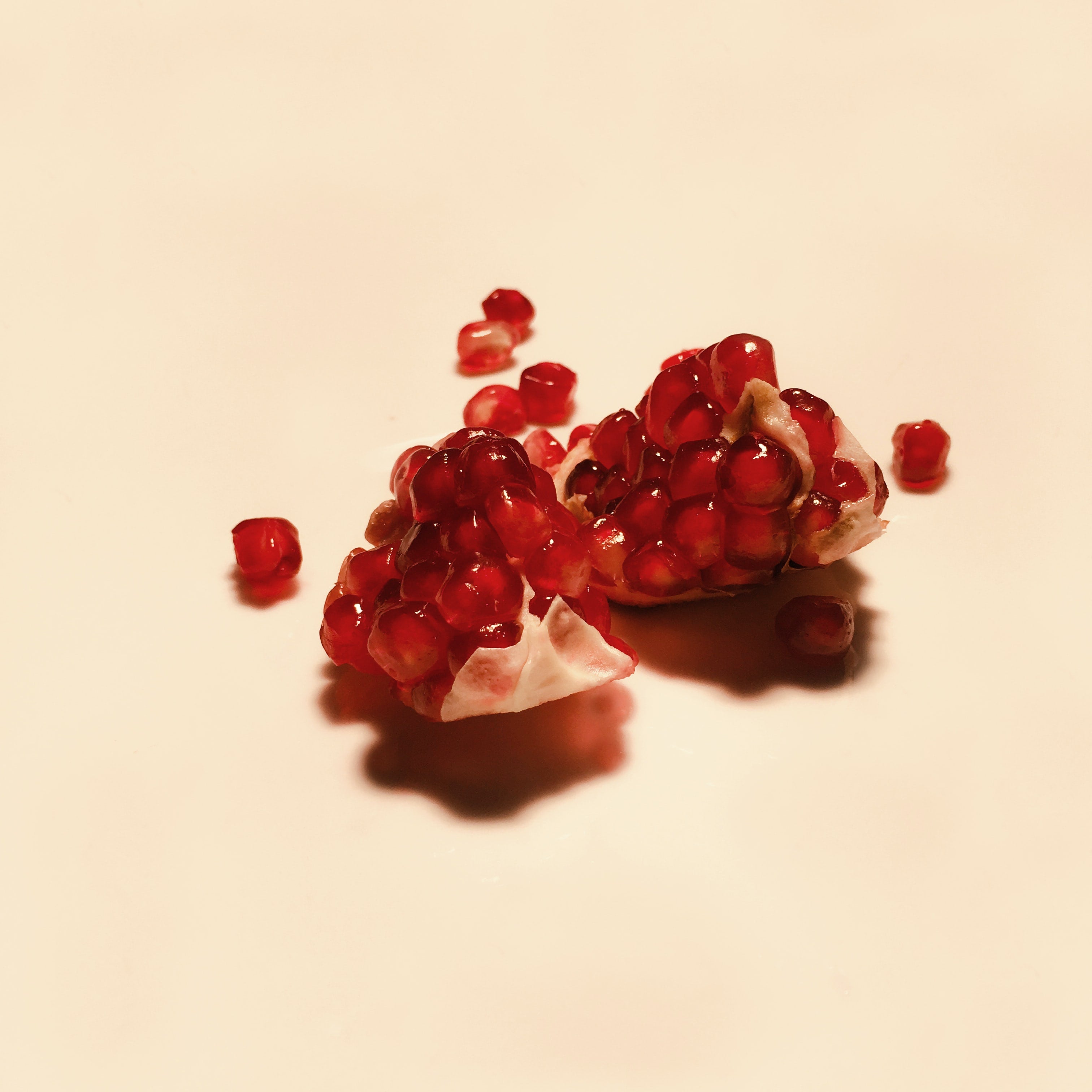 Benefits of pomegranate seeds for skincare, including antioxidants, anti-aging, and acne treatment.